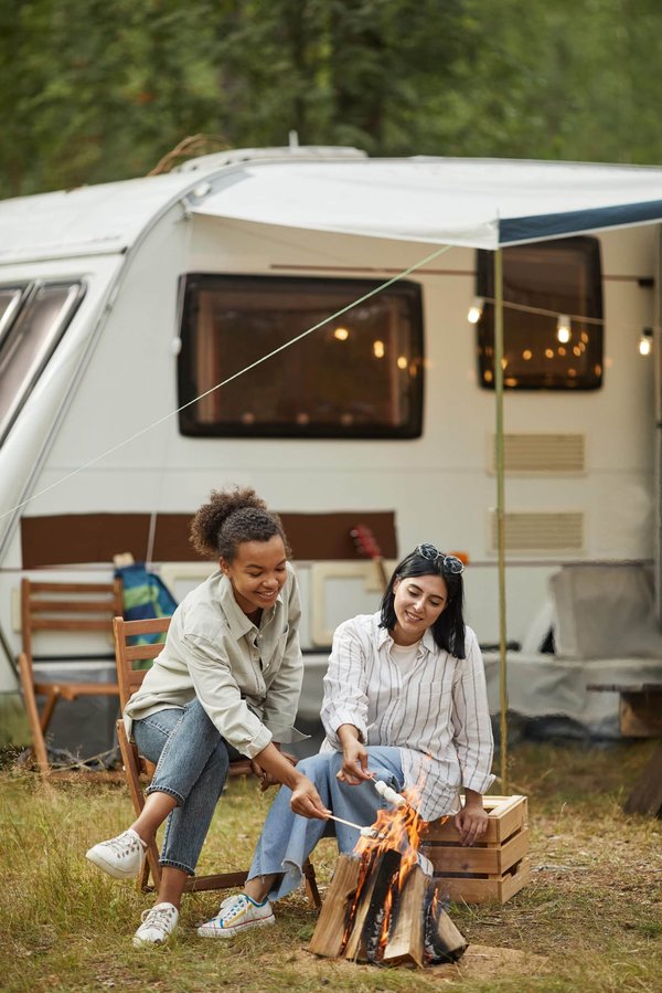 Quelles activités de camping peuvent favoriser la réflexion et la créativité chez l'adolescent ?