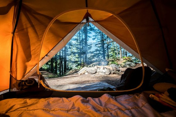 Quelles sont les implications éthiques du camping près des sites archéologiques ?